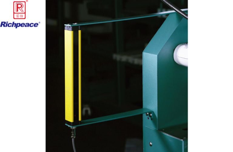 Light-Curtain Device